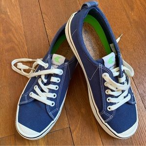 Cariuma canvas OCA size 8 EUC